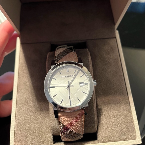 Burberry watch - Picture 2 of 4
